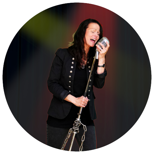 Heidi Walder – Leadvocals Bild von Heidi Walder am Singen