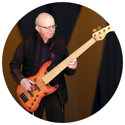 Bild von J�rg Fl�ck an der Bassgitarre