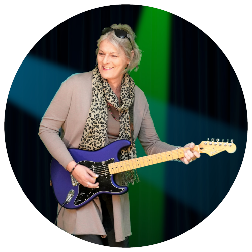 Bild von Madeleine Ammann an der Gitarre